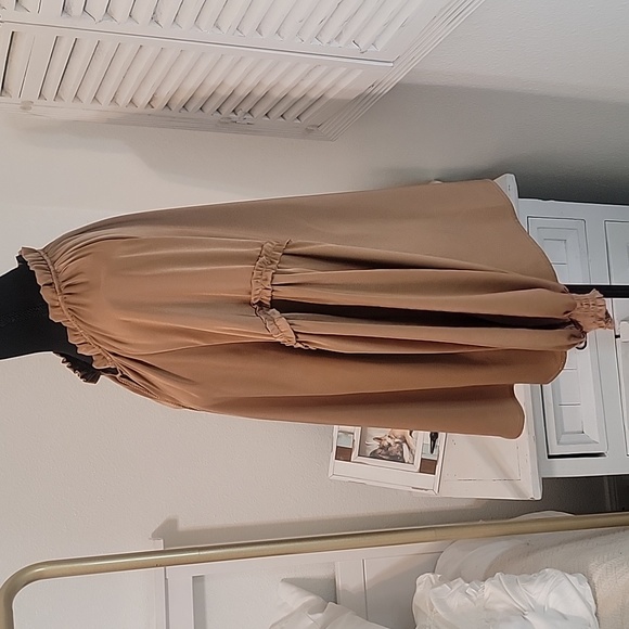 🆕️ Week & Ruffle Satin Like Top - Picture 3 of 6